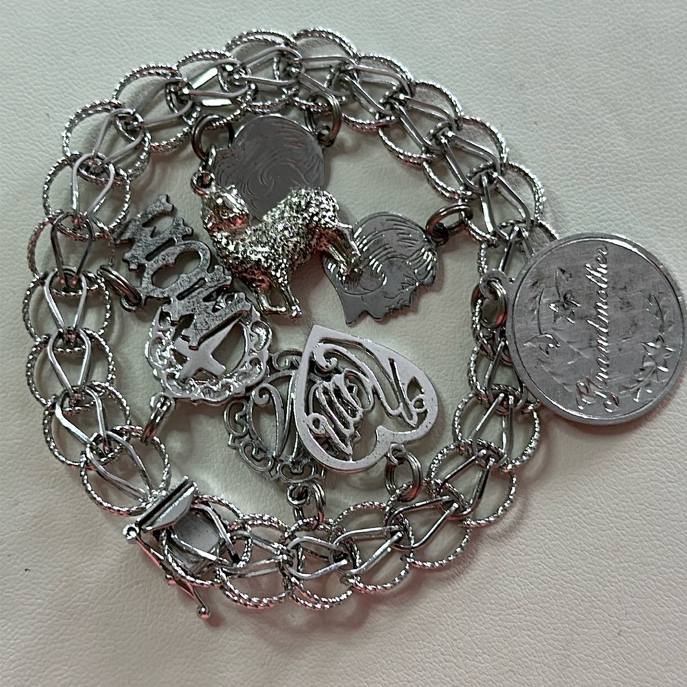 Vintage 1960/70s  charm bracelet with 8 charms 28.83 g of 925 silver